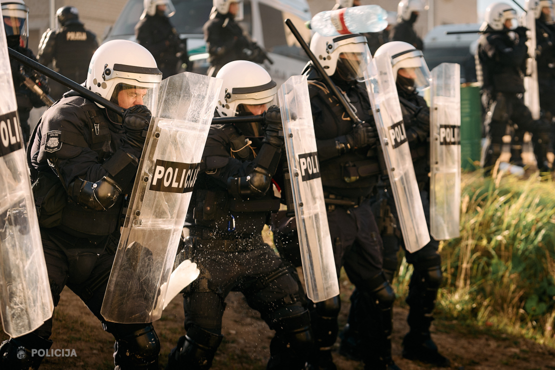 Valsts policijas Speciālo uzdevumu bataljona taktiskajās mācībās poligonā "Mežaine" izspēlēja bruņotu uzbrukumu skolā un masu nekārtības.