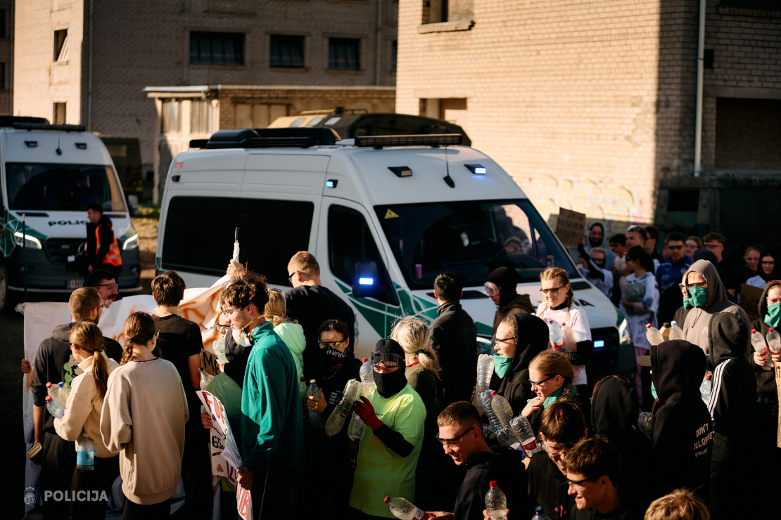 Valsts policijas Speciālo uzdevumu bataljona taktiskajās mācībās poligonā "Mežaine" izspēlēja bruņotu uzbrukumu skolā un masu nekārtības.