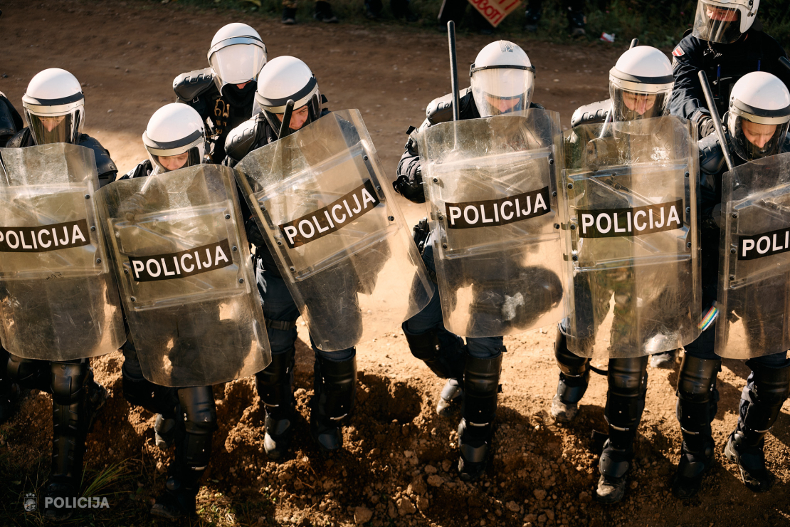 Valsts policijas Speciālo uzdevumu bataljona taktiskajās mācībās poligonā "Mežaine" izspēlēja bruņotu uzbrukumu skolā un masu nekārtības.