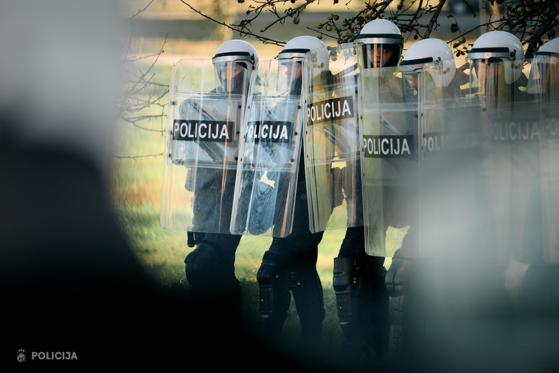 Valsts policijas Speciālo uzdevumu bataljona taktiskajās mācībās poligonā "Mežaine" izspēlēja bruņotu uzbrukumu skolā un masu nekārtības.