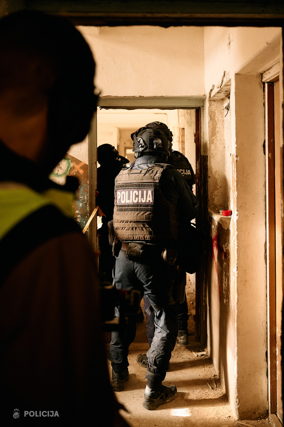 Valsts policijas Speciālo uzdevumu bataljona taktiskajās mācībās poligonā "Mežaine" izspēlēja bruņotu uzbrukumu skolā un masu nekārtības.