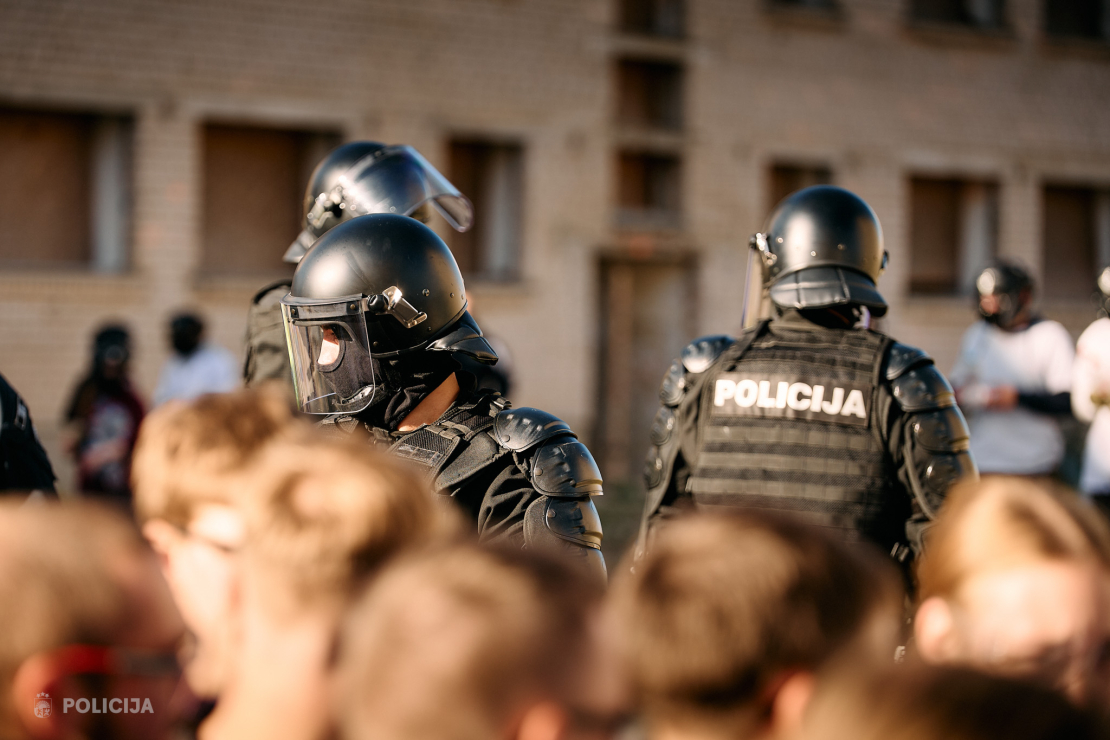 Valsts policijas Speciālo uzdevumu bataljona taktiskajās mācībās poligonā "Mežaine" izspēlēja bruņotu uzbrukumu skolā un masu nekārtības.
