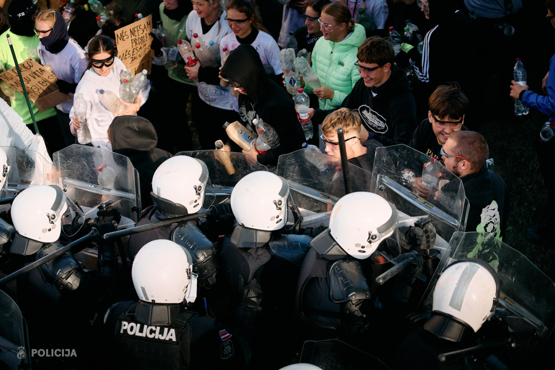 Valsts policijas Speciālo uzdevumu bataljona taktiskajās mācībās poligonā "Mežaine" izspēlēja bruņotu uzbrukumu skolā un masu nekārtības.