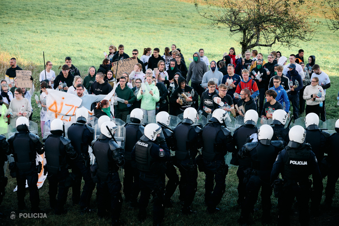 Valsts policijas Speciālo uzdevumu bataljona taktiskajās mācībās poligonā "Mežaine" izspēlēja bruņotu uzbrukumu skolā un masu nekārtības.