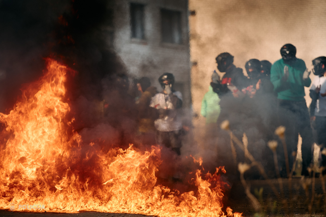 Valsts policijas Speciālo uzdevumu bataljona taktiskajās mācībās poligonā "Mežaine" izspēlēja bruņotu uzbrukumu skolā un masu nekārtības.