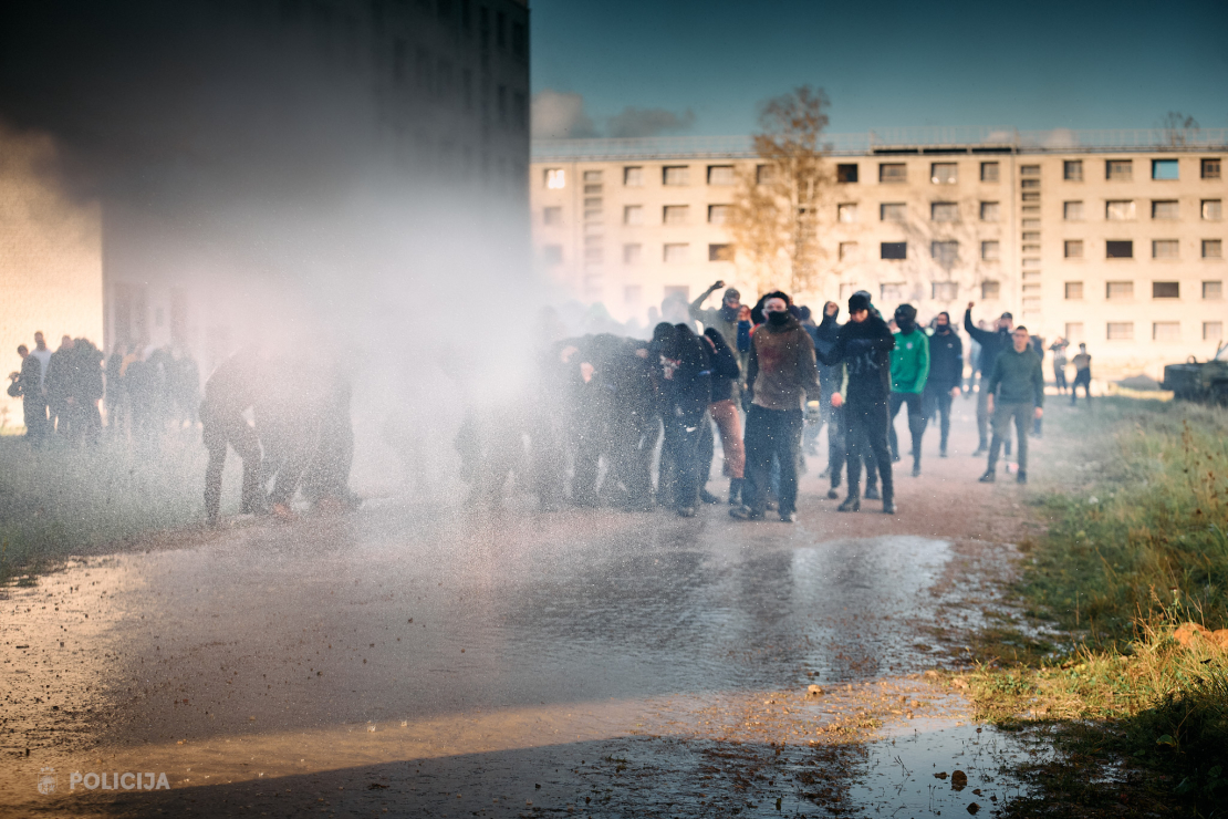 Valsts policijas Speciālo uzdevumu bataljona taktiskajās mācībās poligonā "Mežaine" izspēlēja bruņotu uzbrukumu skolā un masu nekārtības.