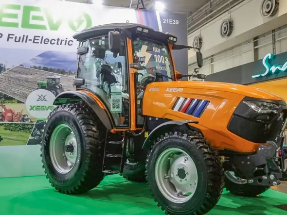'Xeevo E904i' traktors.