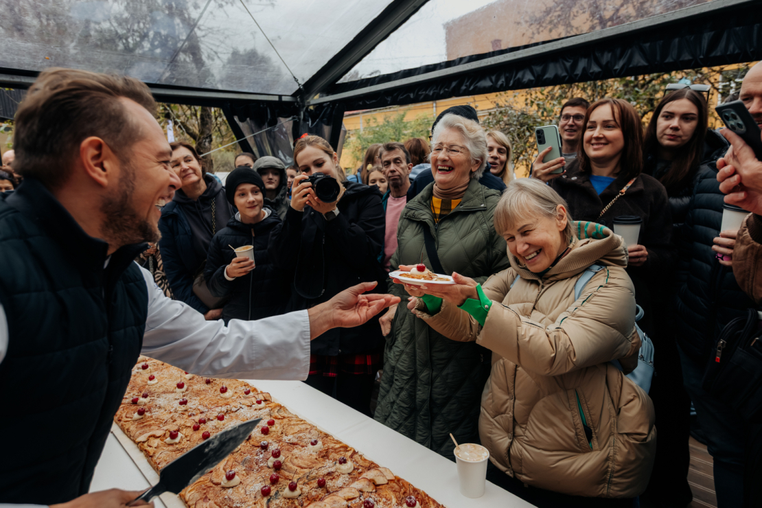 "Nordale Pagalmā" Rīgā pie sešus metrus garās ābolkūkas pulcējās aptuveni 200 viesu.