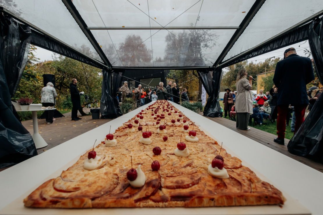 "Nordale Pagalmā" Rīgā pie sešus metrus garās ābolkūkas pulcējās aptuveni 200 viesu.