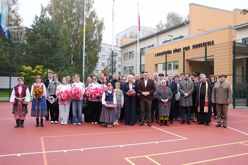 Itas Kozakēvičas Rīgas Poļu vidusskolā Purvciemā atklātais jaunais āra sporta komplekss.