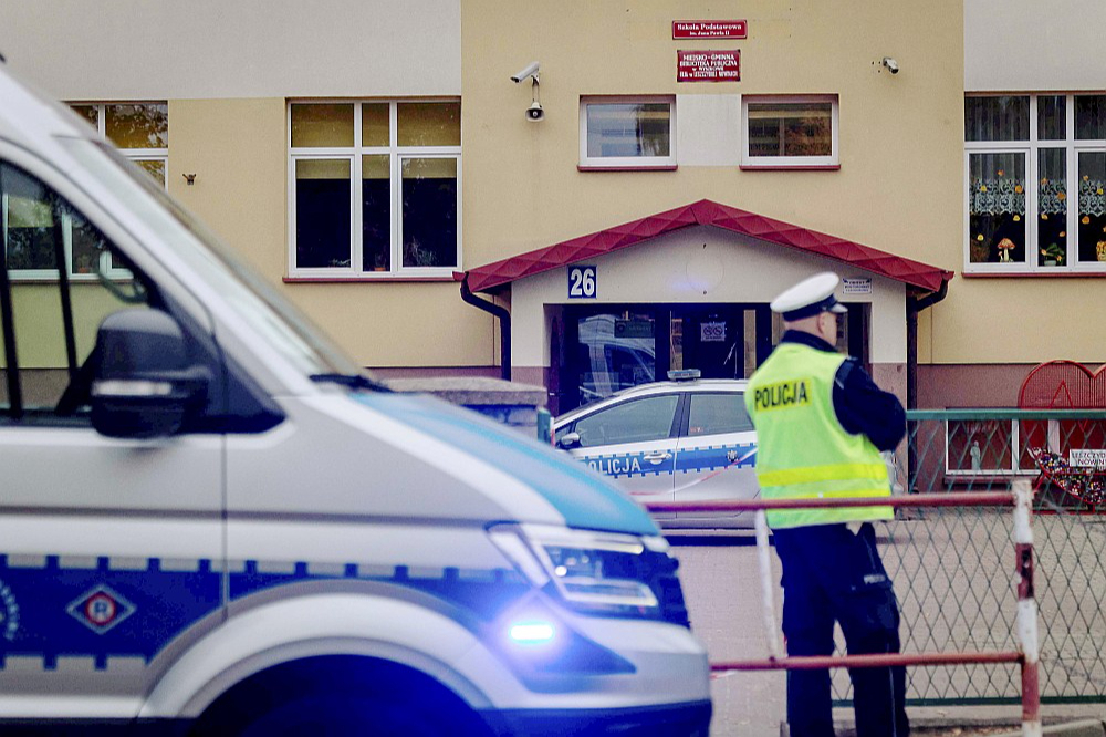 Policijas postenis pie skolas Leščidolas-Novinu ciemā, kur pagājušo ceturtdien nepilngadīgais uzbrukumā ar nazi nogalināja vienu, bet ievainoja divus skolas darbiniekus.
