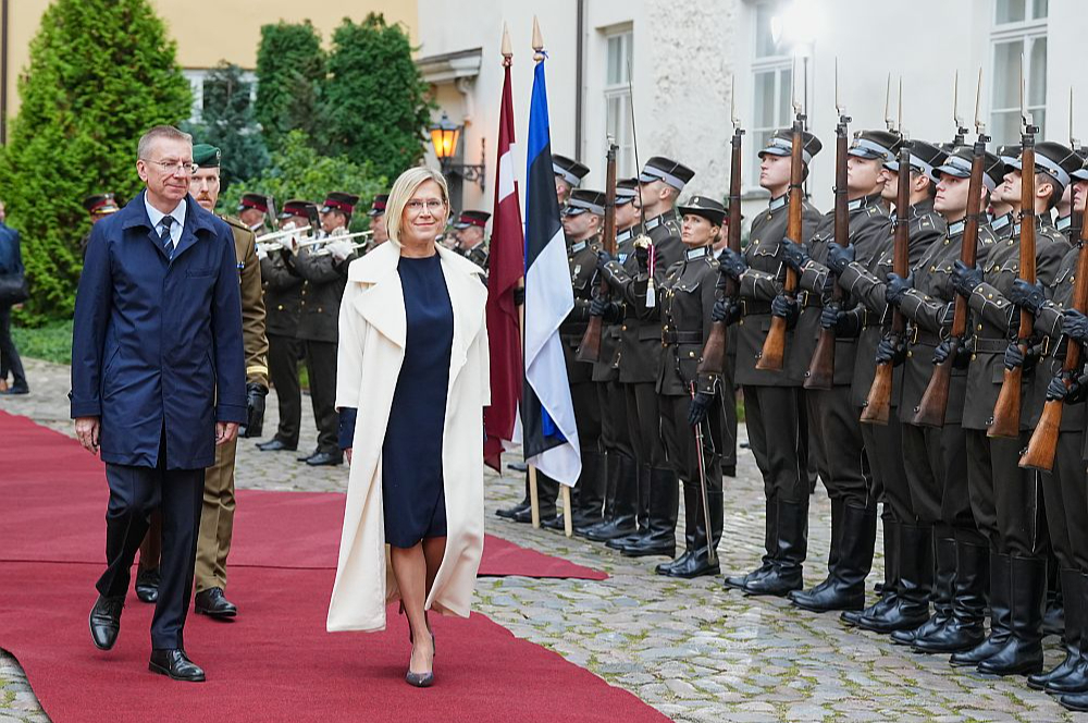 Latvijas prezidents Edgars Rinkēvičs un Igaunijas prezidente Ille Madise dodas uz tikšanos Rīgas pilī.