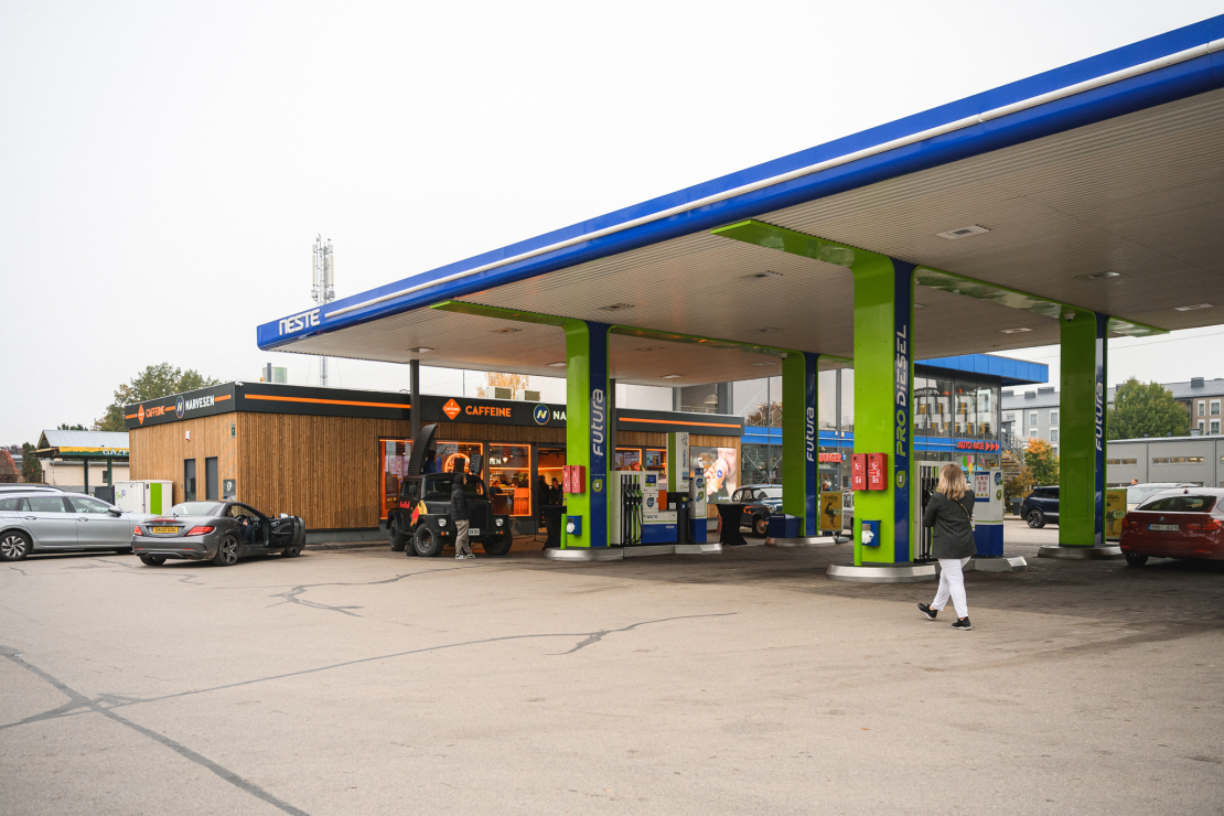 Atjaunotais "Narvesen" veikals "Neste" degvielas uzpildes stacijā Mārupē.