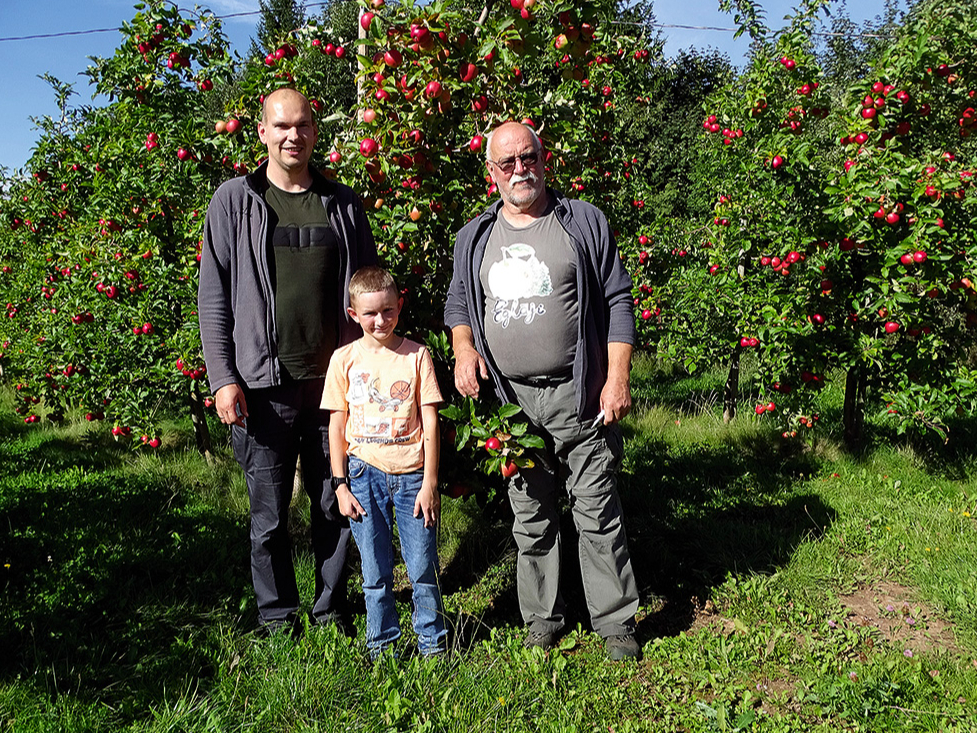Kaspars Ofkants (no kreisās) ar dēliņu Albertu un Guntis Ofkants.