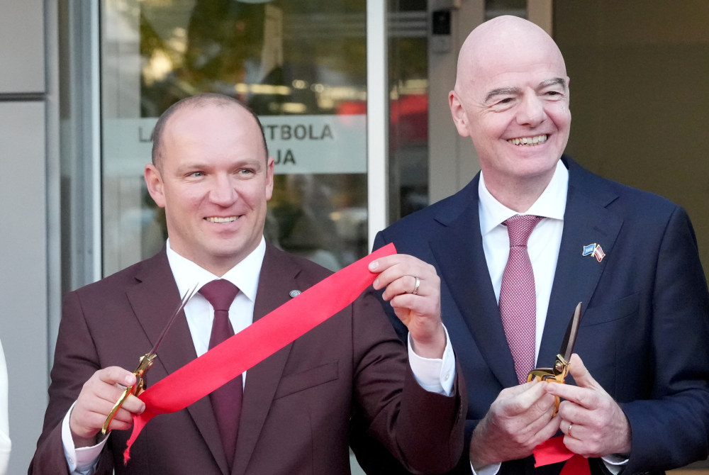 Starptautiskās Futbola federāciju asociācijas (FIFA) prezidents Džovanni Vinčenco Infantīno (no labās) un Latvijas Futbola federācijas presidents Vadims Lašenko.