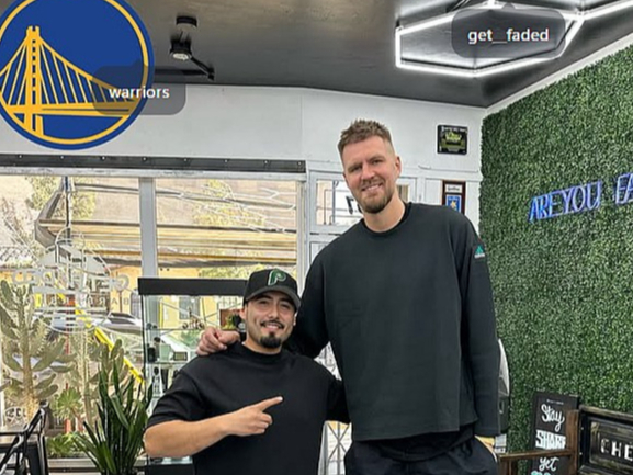 Kristaps Porziņģis šonedēļ pabija frizētavā Kalifornijā. Cerams, tā ir laba zīme un viņš sagatavojās atkal būt starmešu gaismā.