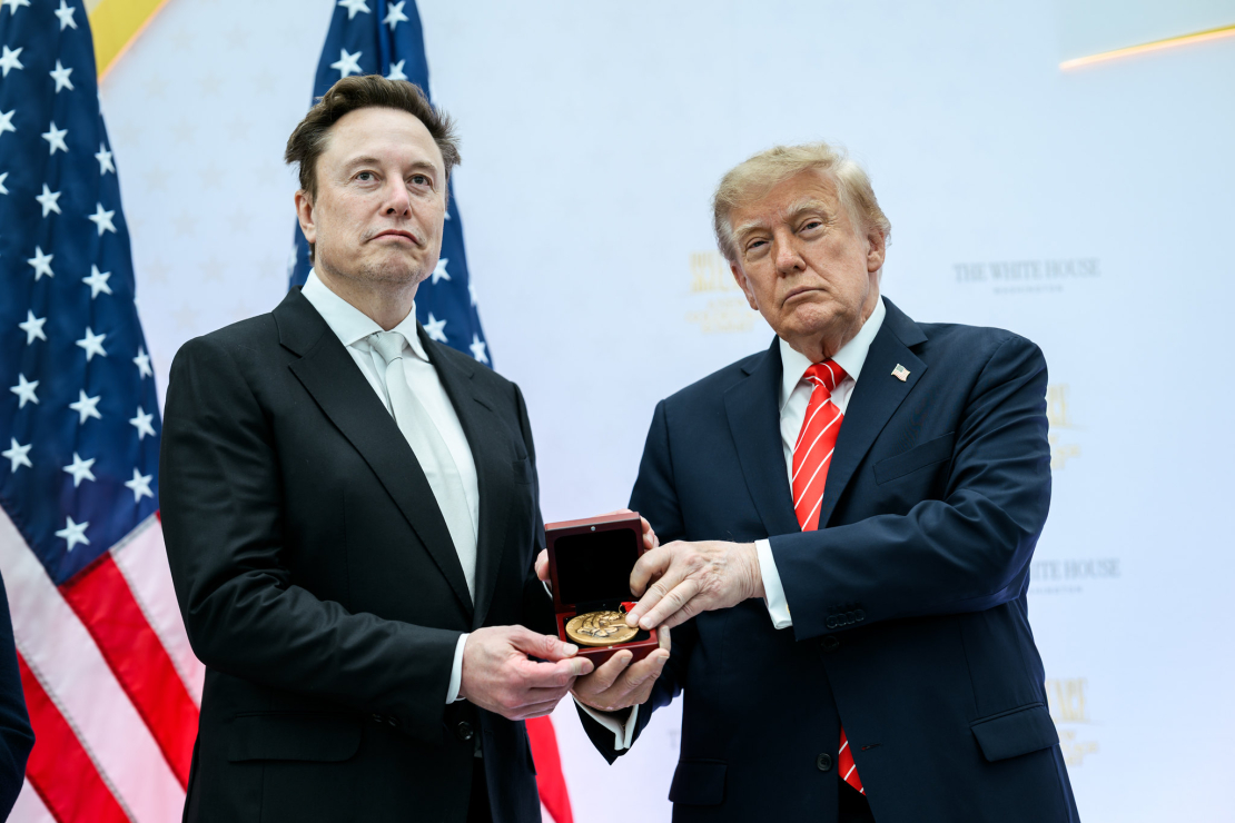 Īlons Masks. ASV prezidents Donalds Tramps pasniedz Nacionālo zinātnes medaļu tehnoloģiju uzņēmumu vadītājiem samitā "Jaunais zelta laikmets", kurā piedalās tehnoloģiju un zinātnes līderi. Donalda Trampa Miera institūts Vašingtonā, 2026. gada 8. oktobris.