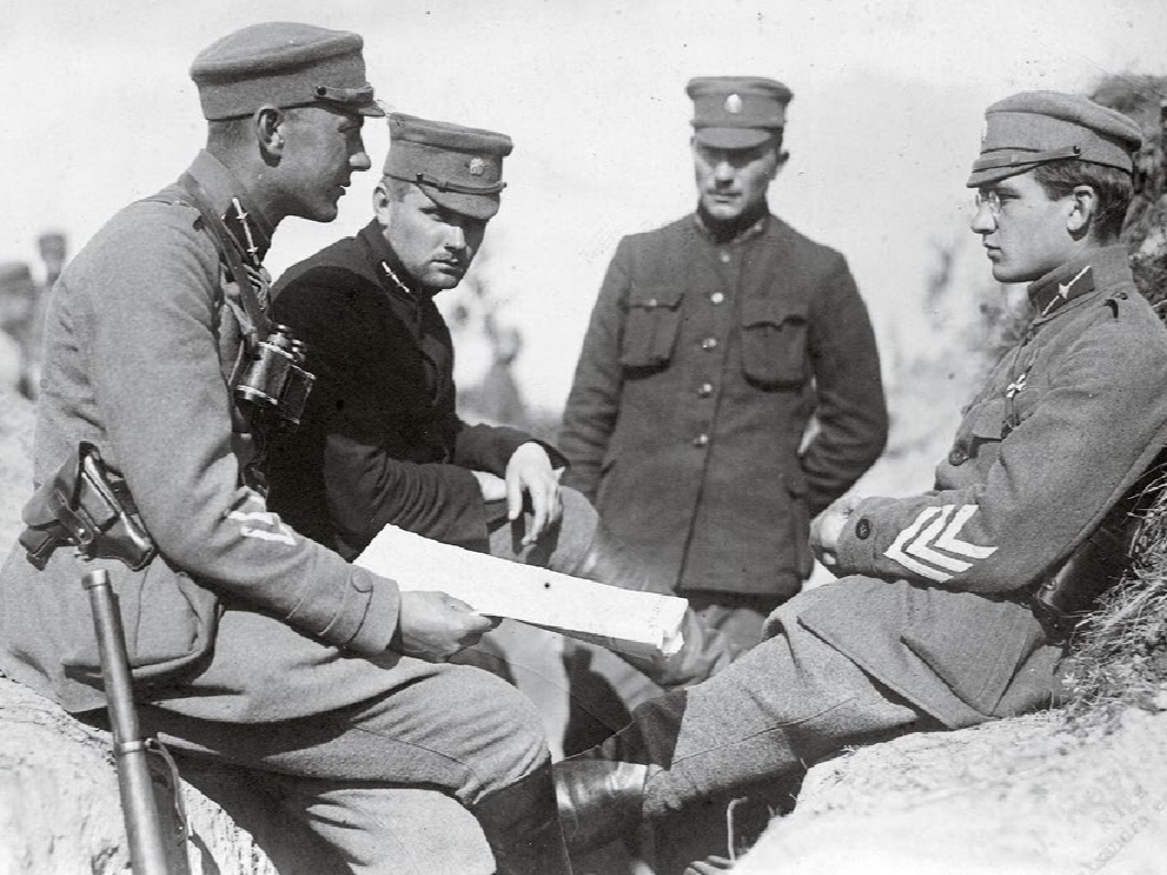 Pulkvedis leitnants Aleksandrs Plensners (no labās) ar armijas virsniekiem ierakumos Latvijas Satversmes sapulces vēlēšanu laikā. Latgales fronte, 1920. gada aprīlis. 