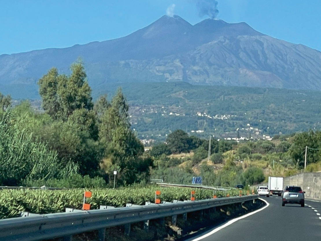 Mamma Etna, kā vulkānu sauc vietējie, par sevi atgādina vai ikdienu, palaikam paralizējot Katānijas lidostas darbību.