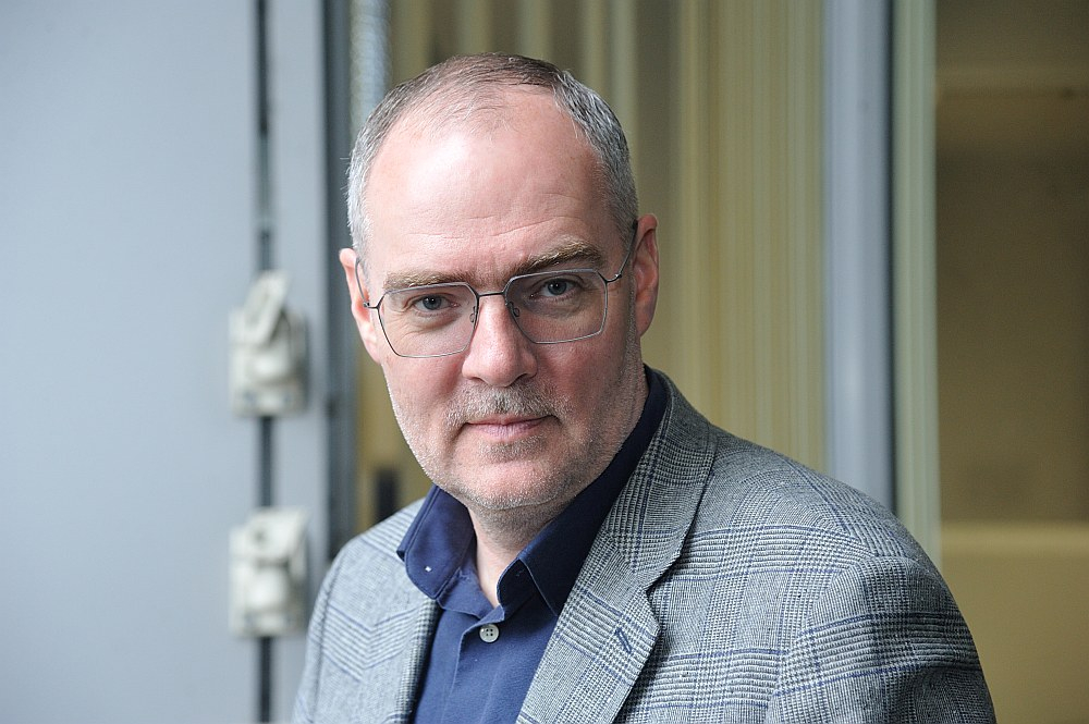 Latvijas Transportlīdzekļu apdrošināšanas biroja valdes priekšsēdētājs Jānis Abāšins: "Turpmāk cietušais varēs saņemt zaudējumu atlīdzību no OCTA arī tajos gadījumos, kad ceļu satiksmes negadījumā vainīgais paliek nenoskaidrots. Taču šeit ir viena ļoti būtiska piebilde – jābūt ceļu policijas atzinumam, ka satiksmes līdzeklis bojāts tik ļoti, ka tam liegta turpmākā piedalīšanās satiksmē. Tas nepieciešams, lai nošķirtu šos gadījumus no stāvvietās iegūtajām buktēm un skrāpējumiem, kuru vaininieki nav zināmi."