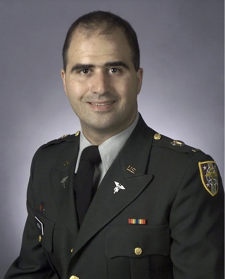 Bijušais ASV armijas psihiatrs Nidals Hasans ieslodzījumā atrodas kopš 2009. gada un pārvietojas ratiņkrēslā.