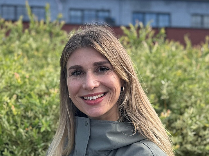 SIA "Rīgas meži" vides izglītības nodaļas "EkVidO" vadītāja Inese Vikļuka: "Svarīgi atcerēties, ka barotavā nedrīkst likt sālītu, bojātu vai pelējušu barību, jo tā var kaitēt putnu veselībai."