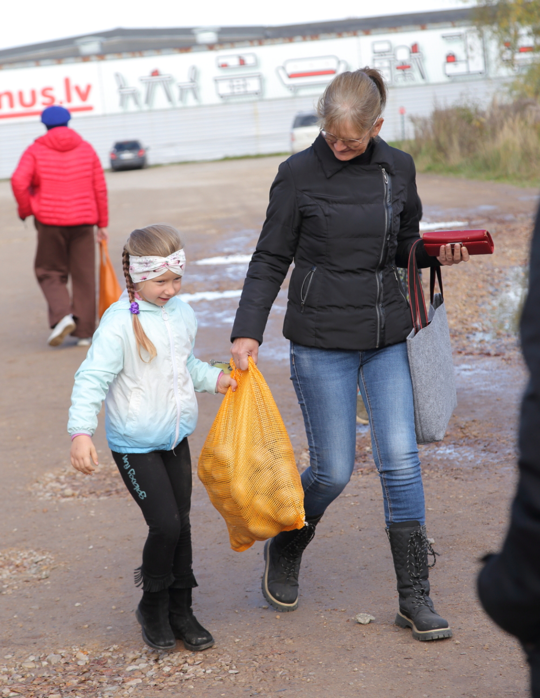 Kartupeļu pagraba svētkos Priekuļos apmeklētāji iepazīst un iegādājas Latvijā izveidotās kartupeļu šķirnes.