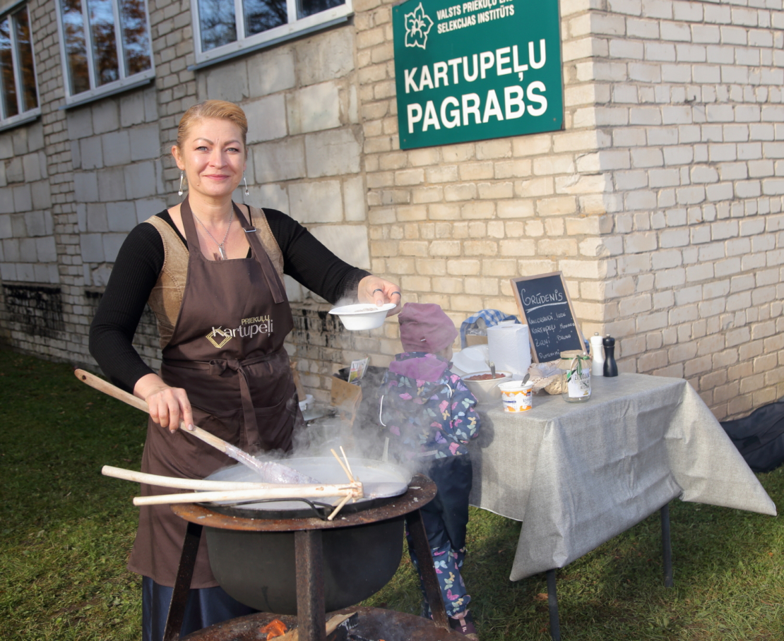 Kartupeļu pagraba svētkos Priekuļos apmeklētāji iepazīst un iegādājas Latvijā izveidotās kartupeļu šķirnes.