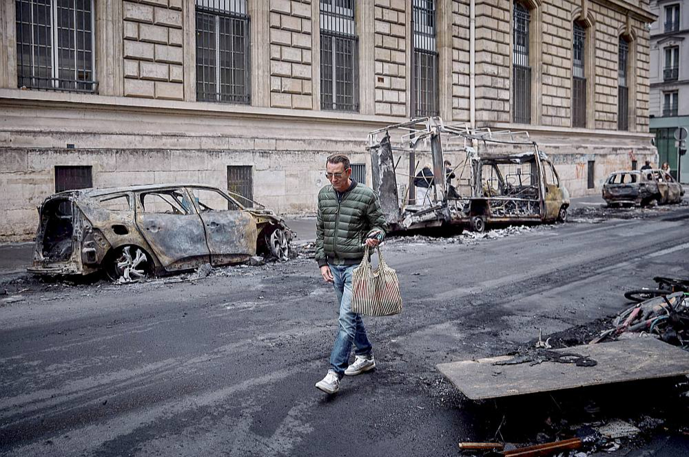 Diez vai tieši protestētāji pret dzīves dārdzību radīja lielos postījumus Francijā, kur iznīcinātas un izpostītas vairākas pašvaldību ēkas, kā arī nodedzināti un izlaupīti aptuveni 1500 veikali, tomēr arī šiem faktoriem ir bijusi loma protestu izraisīšanā.