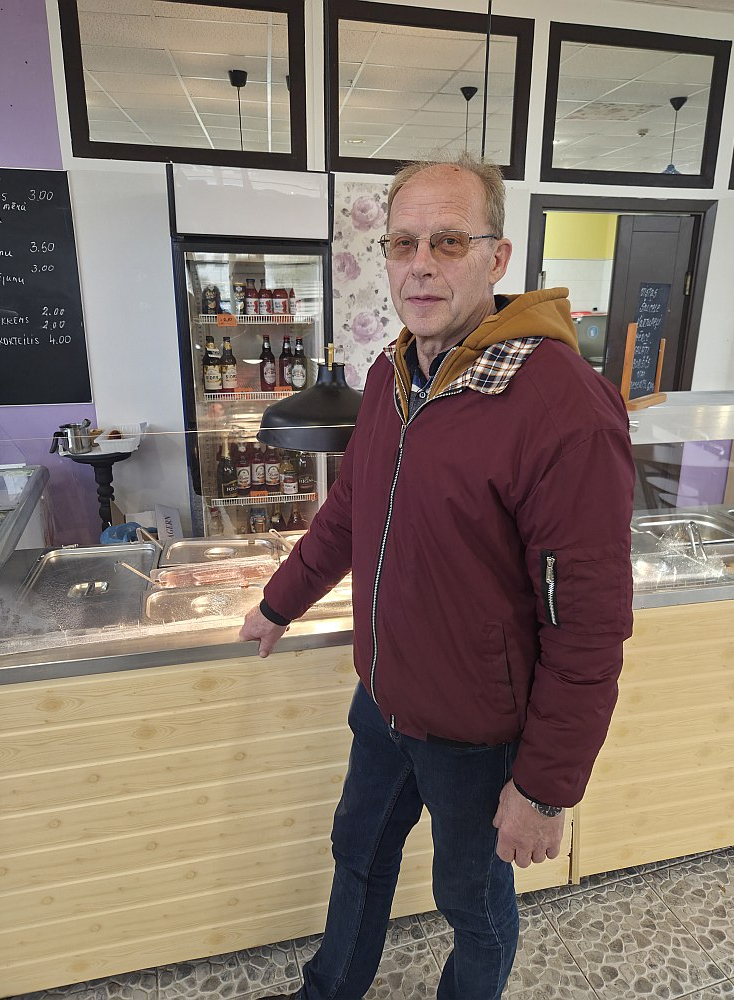 "Mūsu uzņēmuma devīze ir "Mēs strādājam jūsu svētkos!", kas parasti ir brīvdienās. Aizkraukles novadā banketu rīkošana joprojām ir populāra. Lai arī lielas kāzas vairs reti kurš organizē, joprojām tiek rīkotas ģimenes svinības, apaļās dzīves jubilejas – īpaši gados vecākiem cilvēkiem, kuriem tās sarūpē bērni un mazbērni," stāsta viens no uzņēmuma "Vējkalni Miki" saimniekiem Ilmārs Klaužs.