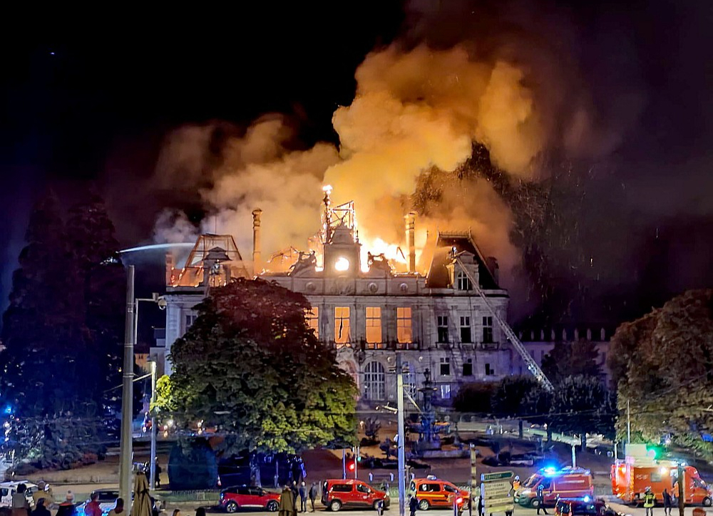 Degošais Limožas rātsnams. Pilsētas mērs Gijoms Gerēns izteicies, ka rātsnamā iebrukušie bijuši organizēti karam, ne protestiem. Ēkā esošajām amatpersonām draudēts ar nogalināšanu.