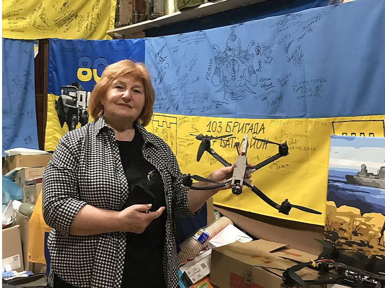 Ilggadējā vēstures muzeja darbiniece Marija Golovkeviča savā voluntieru birojā – noliktavā Drogobičas pilsētā.