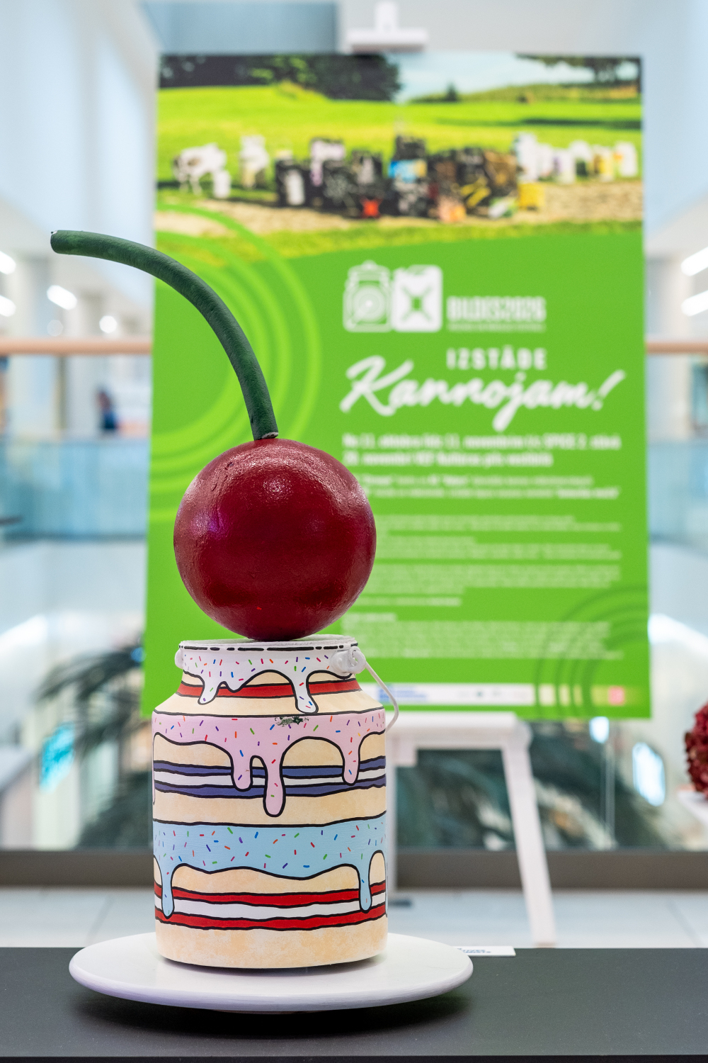 Izstādē "KANNOJAM!" apskatāmi mūziķu, mākslinieku un citu radošu personību mākslinieciski veidoti kannu darbi.