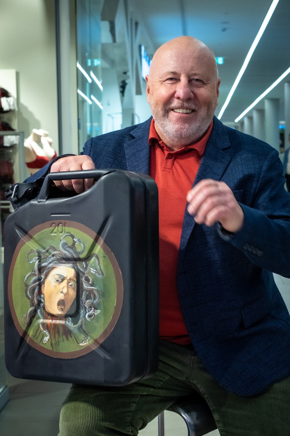Izstādē "KANNOJAM!" apskatāmi mūziķu, mākslinieku un citu radošu personību mākslinieciski veidoti kannu darbi.