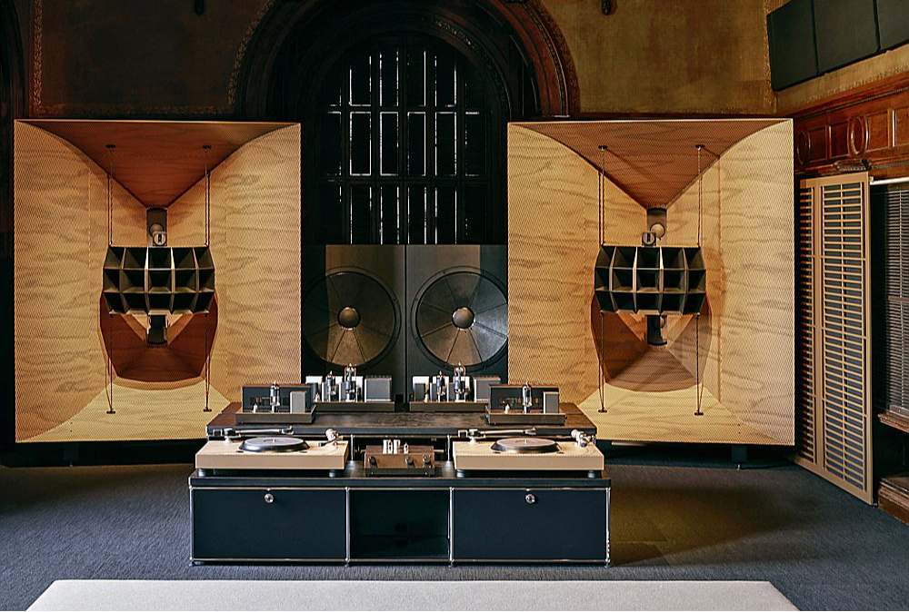 HiFi mūzikas klausīšanās telpa "Devon Turnbull" – ar rokām darinātā audiosistēma ieskauj klausītāju tekstūrām un emocijām bagātās skaņās.