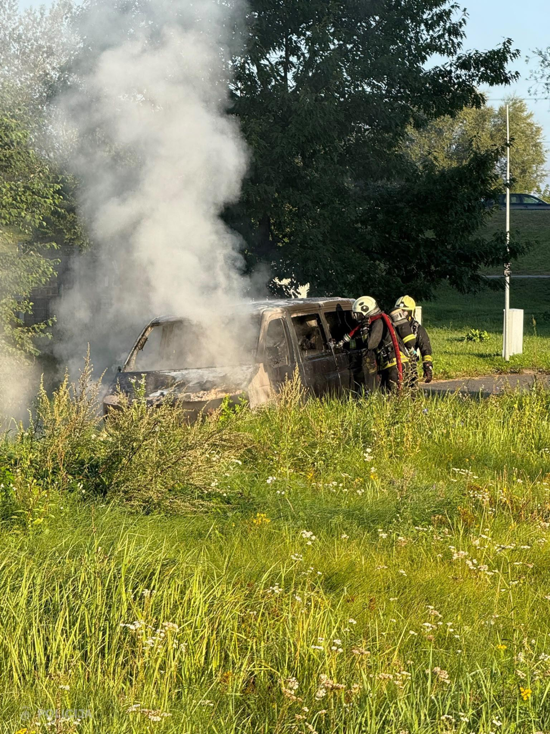 Lucavsalā aizdedzinātās automašīnas.