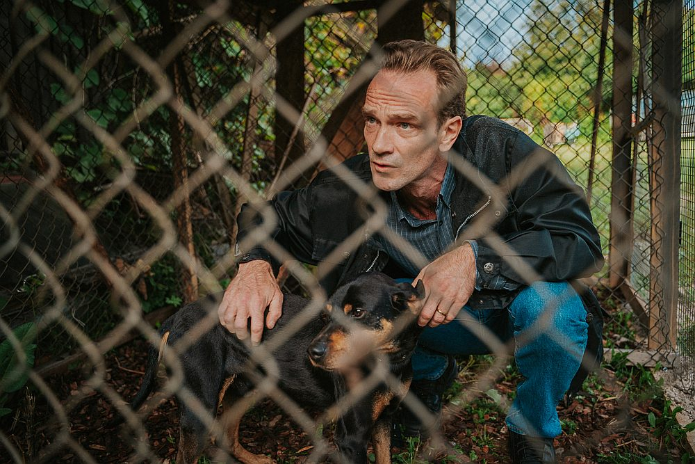 Kadrs no Reiņa Kalviņa spēlfilmas "Klajumā aiz meža".