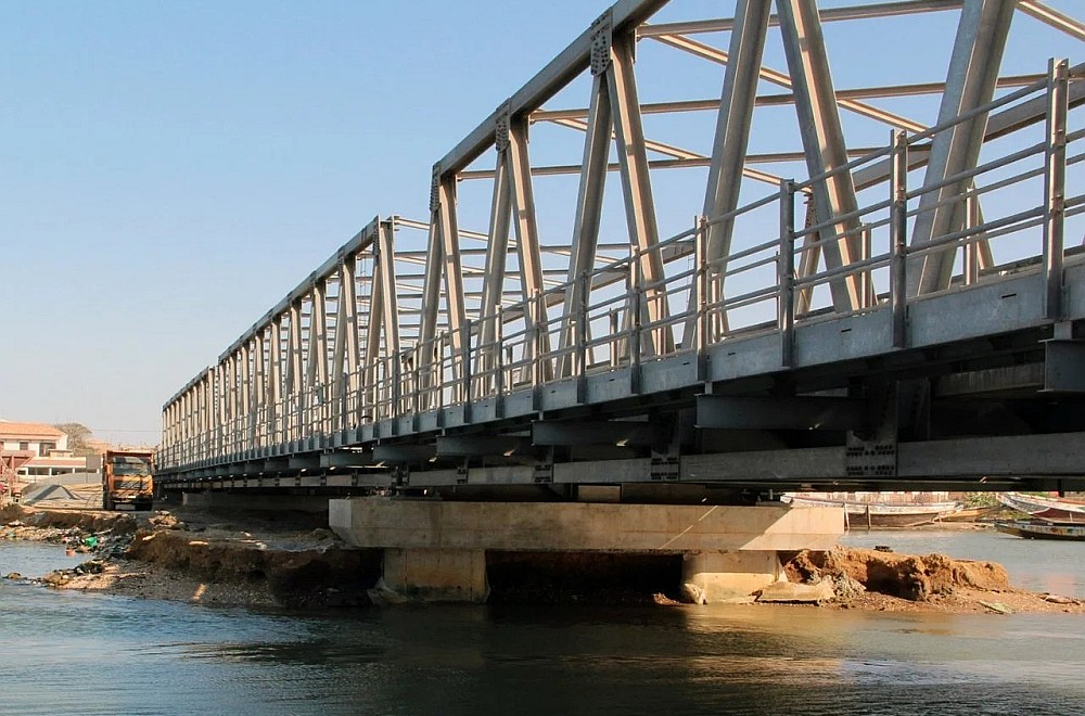 "Latvijas valsts ceļi" ir noslēguši līgumu ar Austrijas uzņēmumu "Waagner-Biro Bridge Systems" par jaunu saliekamo tiltu laidumu konstrukciju piegādi. Attēlā viens no šī uzņēmuma ražoto tiltu paraugiem – moduļu tipa tērauda tilts Senegālā, kas uzstādīts 2014. gadā. Tilts esot uzbūvēts četru mēnešu laikā, sastāv no trim laidumiem, katrs 45 metrus garš.