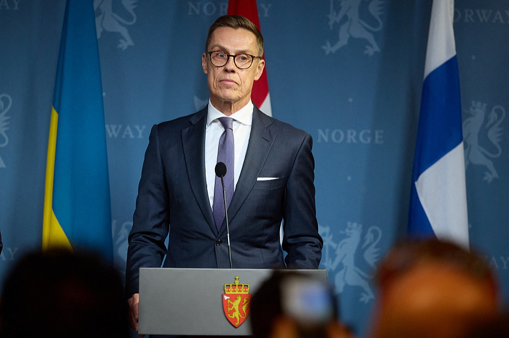 Somijas prezidents Aleksandrs Stubs preses konferencē Oslo, kur viņš otrdien tikās ar Ukrainas prezidentu Volodimiru Zelenski un ASV prezidenta Donalda Trampa sūtni Stīvu Vitkofu. "Miers prasa pacietību, bet diemžēl karš negaida. Cilvēki mirst katru dienu. Es domāju, ka šodien tika sperts solis pareizā virzienā," preses konferencē paziņoja Somijas prezidents.
