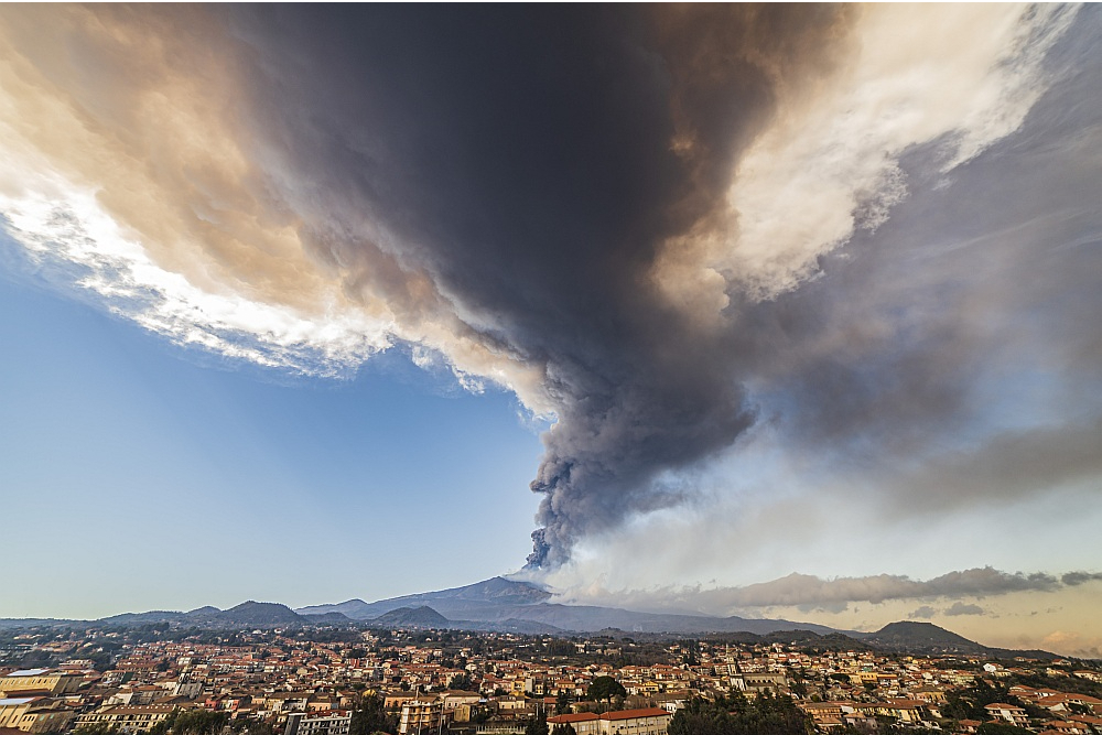 Etna ir īstenā Sicīlijas saimniece: tā diktē gan vietējo lidostu dīkstāves periodus, gan apkopēju un pelnu savācēju darba laikus.
