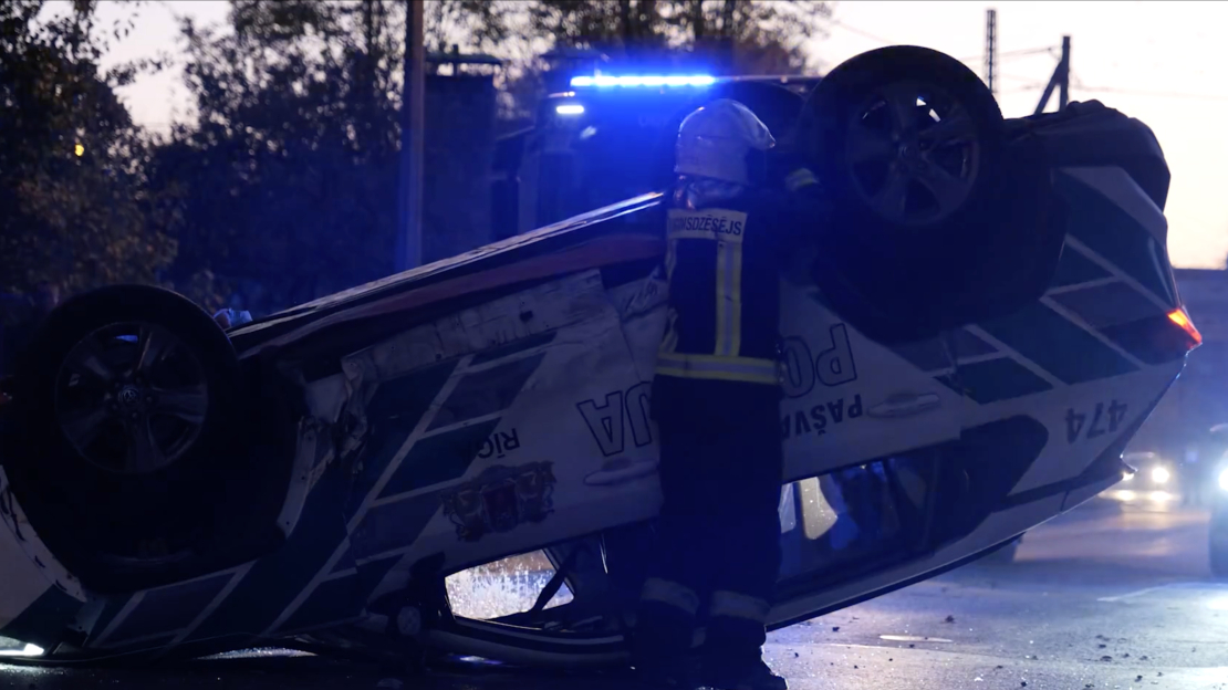 Policijas auto apgāzās uz jumta.