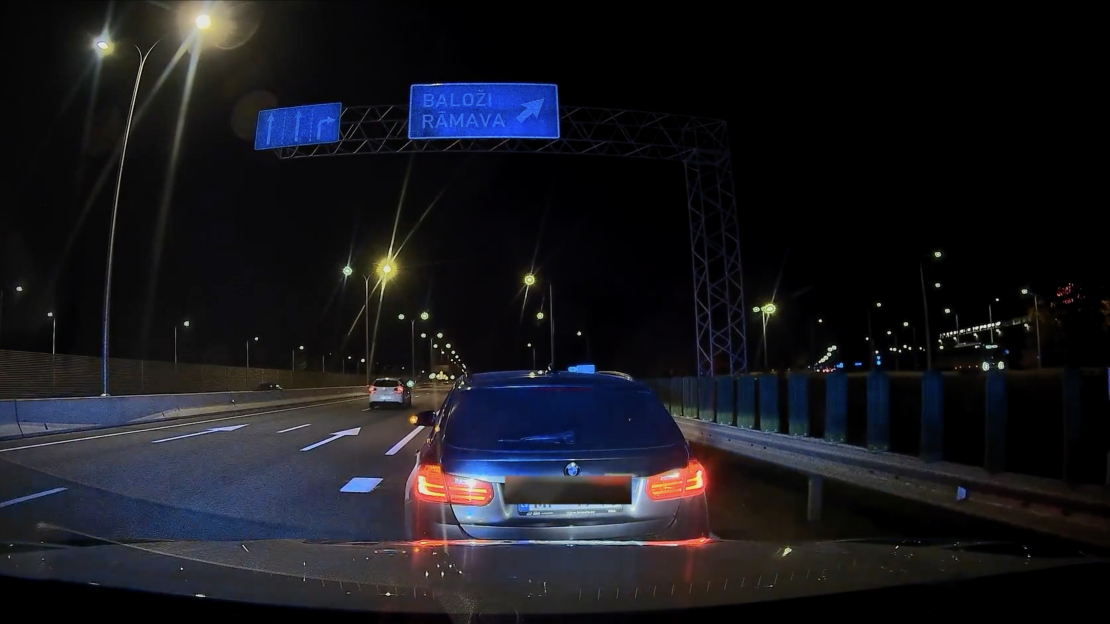 BMW markas automašīnas ātrums bija ap 130 km/h. 