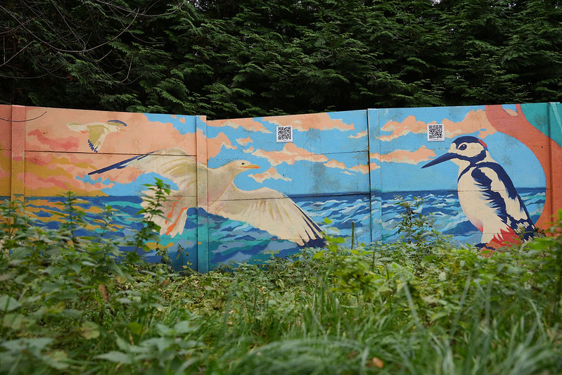 Zasulaukā pie rotaļu laukuma apskatāms Jaņa Rozentāla Mākslas skolas studentu veidotais sienas gleznojums "Putnu dārzs".