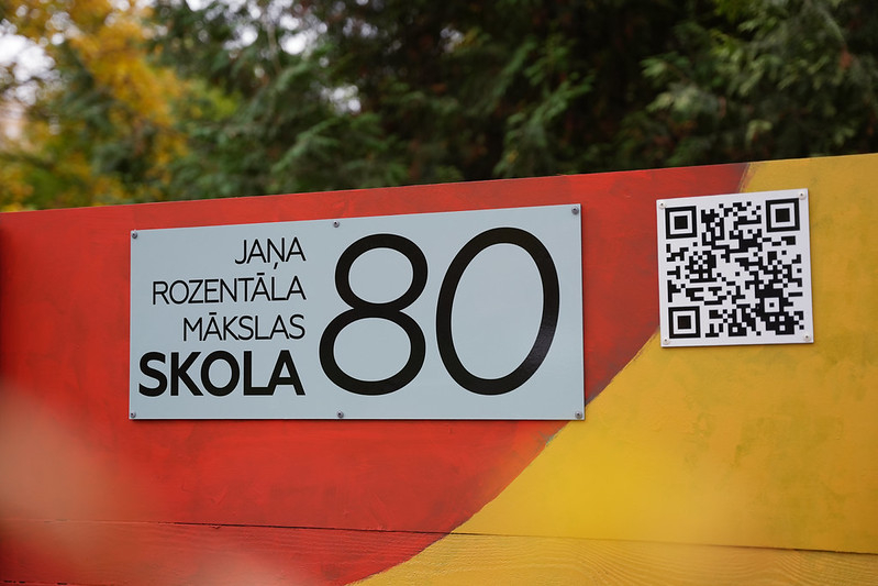 Zasulaukā pie rotaļu laukuma apskatāms Jaņa Rozentāla Mākslas skolas studentu veidotais sienas gleznojums "Putnu dārzs".