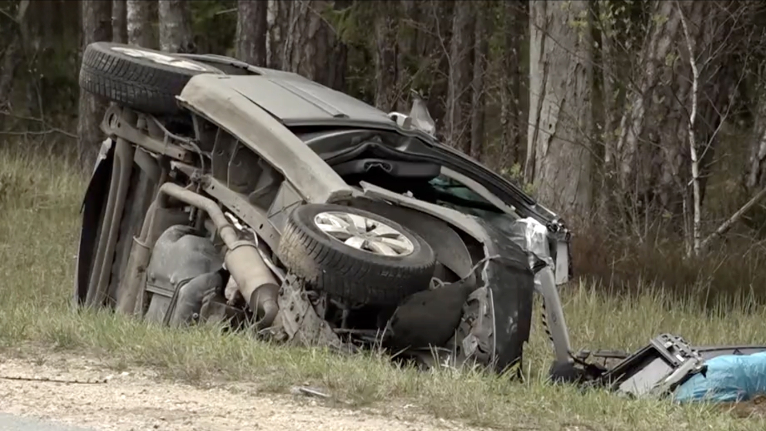 Automašīnas “BMW” vadītājs nobrauca no ceļa braucamās daļas un ietriecās kokā.