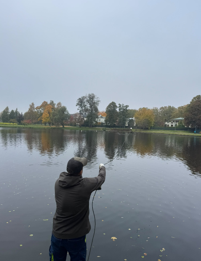 Māras dīķa attīrīšanas laikā no ūdens izceļ makšķerēšanas piederumus un citus priekšmetus.