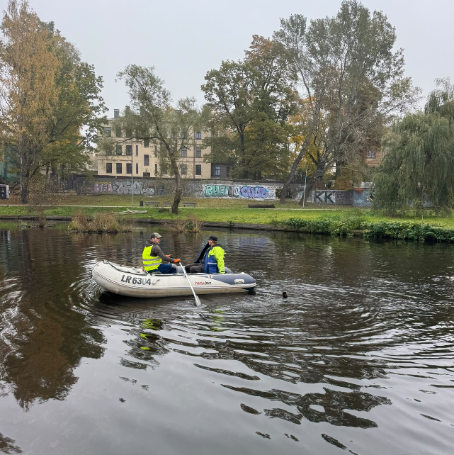 Māras dīķa attīrīšanas laikā no ūdens izceļ makšķerēšanas piederumus un citus priekšmetus.