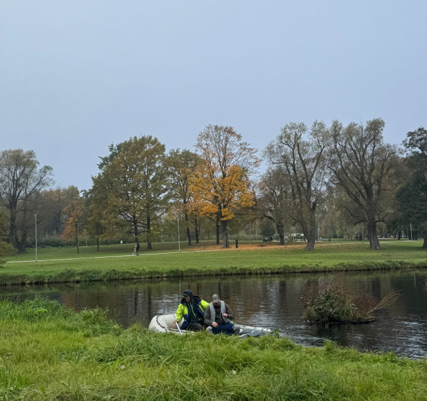Māras dīķa attīrīšanas laikā no ūdens izceļ makšķerēšanas piederumus un citus priekšmetus.