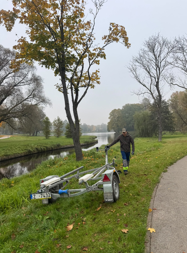Māras dīķa attīrīšanas laikā no ūdens izceļ makšķerēšanas piederumus un citus priekšmetus.