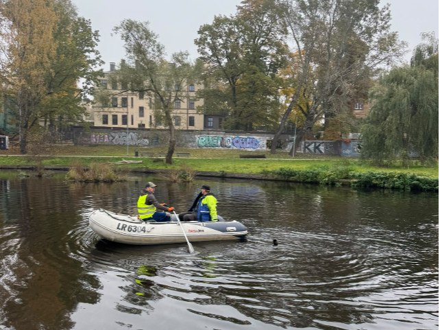 Māras dīķa attīrīšanas laikā no ūdens izceļ makšķerēšanas piederumus un citus priekšmetus.